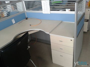 八成新辦公桌與辦公用品轉(zhuǎn)讓，低價處理，有圖有真相